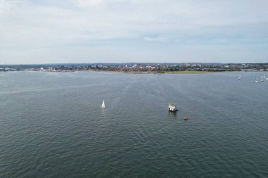 İngiltere 'nin Poole Denizi manzaralı şehrinde yüksek açılı sürat teknelerinin görüntüsü 9 Eylül 2023' te İHA 'nın Kamerasıyla Güzel Turist Çekimi Plaj Şehri Turu yakalandı.