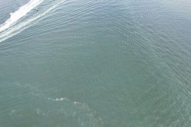 İngiltere 'nin Poole Denizi manzaralı şehrinde yüksek açılı sürat teknelerinin görüntüsü 9 Eylül 2023' te İHA 'nın Kamerasıyla Güzel Turist Çekimi Plaj Şehri Turu yakalandı.