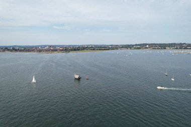 İngiltere 'nin Poole Denizi manzaralı şehrinde yüksek açılı sürat teknelerinin görüntüsü 9 Eylül 2023' te İHA 'nın Kamerasıyla Güzel Turist Çekimi Plaj Şehri Turu yakalandı.