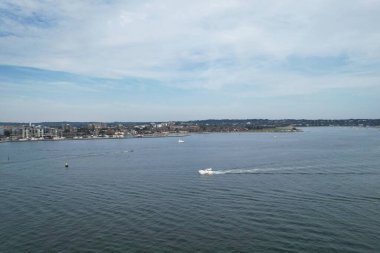 İngiltere 'nin Poole Denizi manzaralı şehrinde yüksek açılı sürat teknelerinin görüntüsü 9 Eylül 2023' te İHA 'nın Kamerasıyla Güzel Turist Çekimi Plaj Şehri Turu yakalandı.