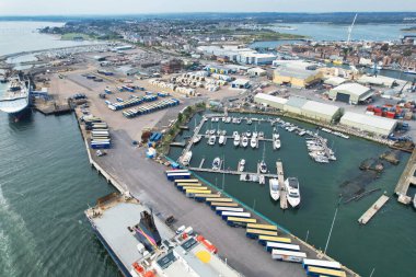 İngiltere 'nin Poole Denizi manzaralı şehrinde yüksek açılı sürat teknelerinin görüntüsü 9 Eylül 2023' te İHA 'nın Kamerasıyla Güzel Turist Çekimi Plaj Şehri Turu yakalandı.