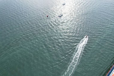 İngiltere 'nin Poole Denizi manzaralı şehrinde yüksek açılı sürat teknelerinin görüntüsü 9 Eylül 2023' te İHA 'nın Kamerasıyla Güzel Turist Çekimi Plaj Şehri Turu yakalandı.