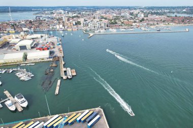 İngiltere 'nin Poole Denizi manzaralı şehrinde yüksek açılı sürat teknelerinin görüntüsü 9 Eylül 2023' te İHA 'nın Kamerasıyla Güzel Turist Çekimi Plaj Şehri Turu yakalandı.