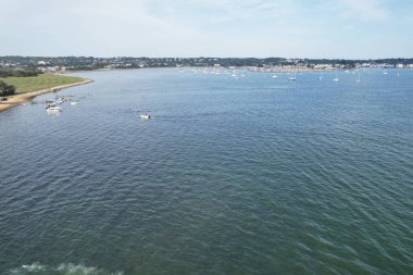 İngiltere 'nin Poole Denizi manzaralı şehrinde yüksek açılı sürat teknelerinin görüntüsü 9 Eylül 2023' te İHA 'nın Kamerasıyla Güzel Turist Çekimi Plaj Şehri Turu yakalandı.