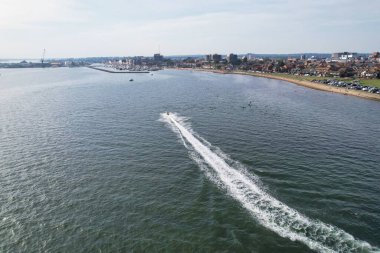 İngiltere 'nin Poole Denizi manzaralı şehrinde yüksek açılı sürat teknelerinin görüntüsü 9 Eylül 2023' te İHA 'nın Kamerasıyla Güzel Turist Çekimi Plaj Şehri Turu yakalandı.