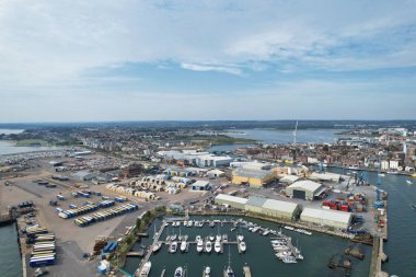 İngiltere 'nin Poole Denizi manzaralı şehrinde yüksek açılı sürat teknelerinin görüntüsü 9 Eylül 2023' te İHA 'nın Kamerasıyla Güzel Turist Çekimi Plaj Şehri Turu yakalandı.