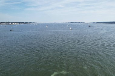 İngiltere 'nin Poole Denizi manzaralı şehrinde yüksek açılı sürat teknelerinin görüntüsü 9 Eylül 2023' te İHA 'nın Kamerasıyla Güzel Turist Çekimi Plaj Şehri Turu yakalandı.