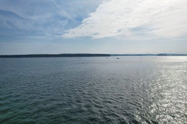 İngiltere 'nin Poole Denizi manzaralı şehrinde yüksek açılı sürat teknelerinin görüntüsü 9 Eylül 2023' te İHA 'nın Kamerasıyla Güzel Turist Çekimi Plaj Şehri Turu yakalandı.