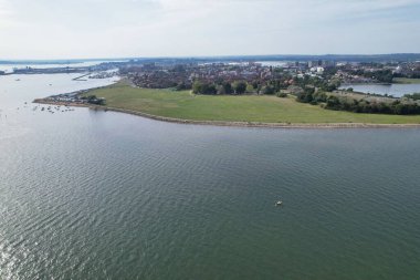 İngiltere 'nin Poole Denizi manzaralı şehrinde yüksek açılı sürat teknelerinin görüntüsü 9 Eylül 2023' te İHA 'nın Kamerasıyla Güzel Turist Çekimi Plaj Şehri Turu yakalandı.
