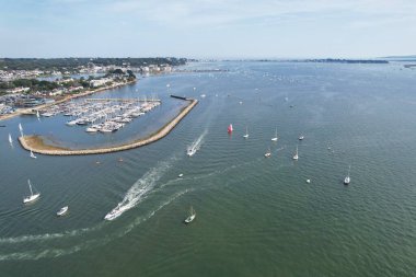 İngiltere 'nin Poole Denizi manzaralı şehrinde yüksek açılı sürat teknelerinin görüntüsü 9 Eylül 2023' te İHA 'nın Kamerasıyla Güzel Turist Çekimi Plaj Şehri Turu yakalandı.