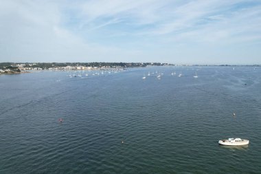 İngiltere 'nin Poole Denizi manzaralı şehrinde yüksek açılı sürat teknelerinin görüntüsü 9 Eylül 2023' te İHA 'nın Kamerasıyla Güzel Turist Çekimi Plaj Şehri Turu yakalandı.