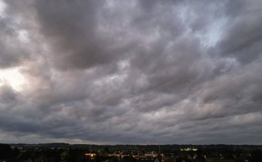 İngiltere 'nin Luton şehrinde, Sunrise Morning Scene' de dramatik bulutlar eşliğinde Renkli Gökyüzü 'nün muhteşem Yüksek Açılı Manzarası. 27 Eylül 2023