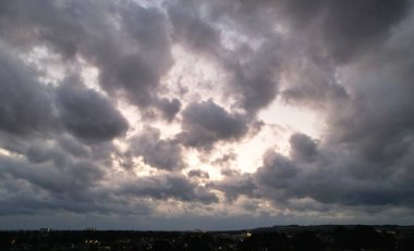 İngiltere 'nin Luton şehrinde, Sunrise Morning Scene' de dramatik bulutlar eşliğinde Renkli Gökyüzü 'nün muhteşem Yüksek Açılı Manzarası. 27 Eylül 2023