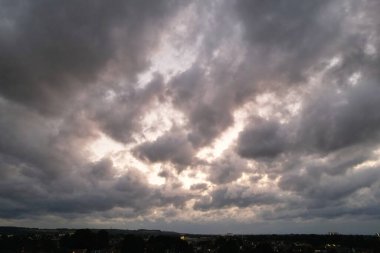 İngiltere 'nin Luton şehrinde, Sunrise Morning Scene' de dramatik bulutlar eşliğinde Renkli Gökyüzü 'nün muhteşem Yüksek Açılı Manzarası. 27 Eylül 2023