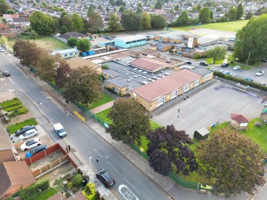 Bulutlu Gök Altında Kuzey Doğu Luton Şehri 'nin hava görüntüsü. 10 Ekim 2023 'te Drone Camera ile yakalanmış.