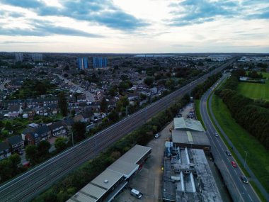 Bulutlu Gök Altında Kuzey Doğu Luton Şehri 'nin hava görüntüsü. 10 Ekim 2023 'te Drone Camera ile yakalanmış.