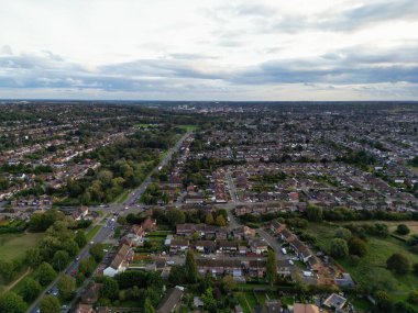 Bulutlu Gök Altında Kuzey Doğu Luton Şehri 'nin hava görüntüsü. 10 Ekim 2023 'te Drone Camera ile yakalanmış.