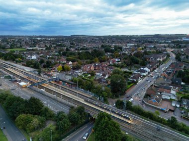 Bulutlu Gök Altında Kuzey Doğu Luton Şehri 'nin hava görüntüsü. 10 Ekim 2023 'te Drone Camera ile yakalanmış.