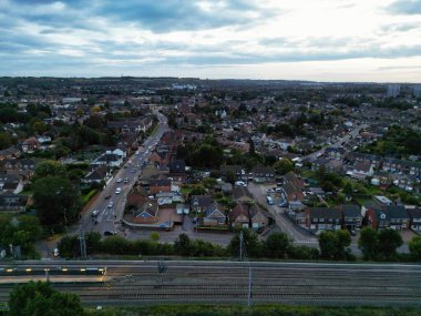 Bulutlu Gök Altında Kuzey Doğu Luton Şehri 'nin hava görüntüsü. 10 Ekim 2023 'te Drone Camera ile yakalanmış.