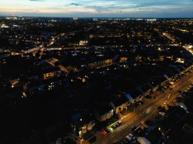 İngiltere 'nin Aydınlanmış Luton Kasabası Büyük Britanya' nın Havadan Görünümü. 3 Ekim 2023 'te Drone' un Kamerasıyla Gün Batımından Sonra