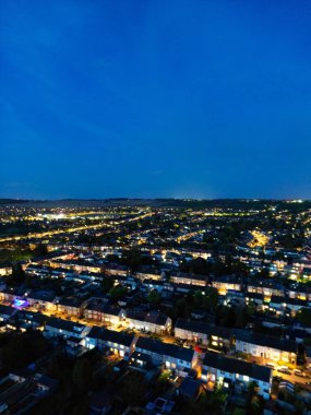 İngiltere 'nin Aydınlanmış Luton Kasabası Büyük Britanya' nın Havadan Görünümü. 3 Ekim 2023 'te Drone' un Kamerasıyla Gün Batımından Sonra