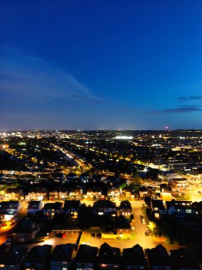 İngiltere 'nin Aydınlanmış Luton Kasabası Büyük Britanya' nın Havadan Görünümü. 3 Ekim 2023 'te Drone' un Kamerasıyla Gün Batımından Sonra