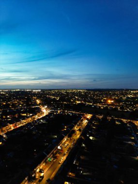 İngiltere 'nin Aydınlanmış Luton Kasabası Büyük Britanya' nın Havadan Görünümü. 3 Ekim 2023 'te Drone' un Kamerasıyla Gün Batımından Sonra