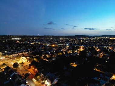 İngiltere 'nin Aydınlanmış Luton Kasabası Büyük Britanya' nın Havadan Görünümü. 3 Ekim 2023 'te Drone' un Kamerasıyla Gün Batımından Sonra