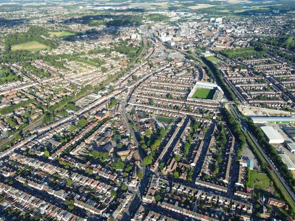 İngiltere 'nin Luton kasabasının havadan görüntüsü İngiltere' de. 9 Ağustos 2023 'te İHA' nın kamerasıyla Yüksek İrtifa 'dan görüntülendi.