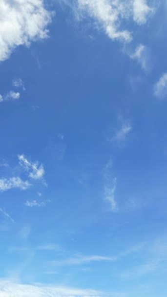 Bela Filmagem Alto Ângulo Céu Azul Com Nuvens Dramáticas Sobre — Vídeo de Stock