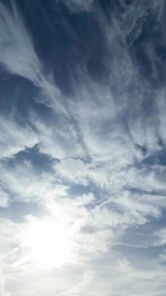 Schöne Aufnahmen Des Blauen Himmels Mit Dramatischen Wolken Über Luton — Stockvideo