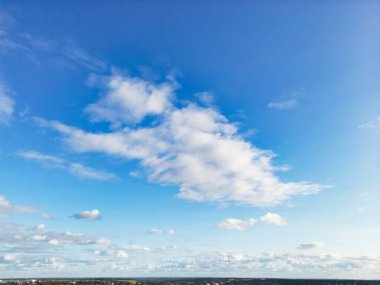 Bulutların Üzerinden Renkli Gökyüzü. İngiltere 'nin Luton şehrinde sabahın erken saatlerinde yükselen güneş bulutları.