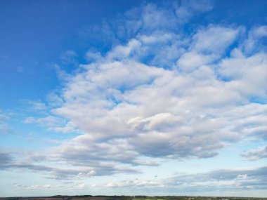 Bulutların Üzerinden Renkli Gökyüzü. İngiltere 'nin Luton şehrinde sabahın erken saatlerinde yükselen güneş bulutları.