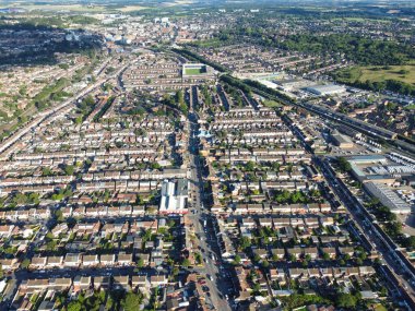 İngiltere 'nin Luton kasabasının havadan görüntüsü İngiltere' de. 9 Ağustos 2023 'te İHA' nın kamerasıyla Yüksek İrtifa 'dan görüntülendi.