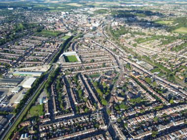 İngiltere 'nin Luton kasabasının havadan görüntüsü İngiltere' de. 9 Ağustos 2023 'te İHA' nın kamerasıyla Yüksek İrtifa 'dan görüntülendi.