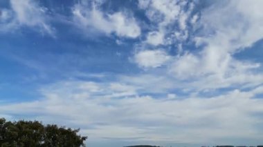 İngiltere 'nin Luton şehrinde dramatik bulutlarla dolu güzel yüksek açılı mavi gökyüzü görüntüsü.