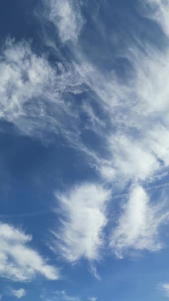 Krásné High Angle Záběry Modré Oblohy Dramatickými Mraky Nad Luton — Stock video