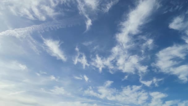 Высокий Ангельский След Голубого Неба Драматичными Облаками Над Английским Городом — стоковое видео