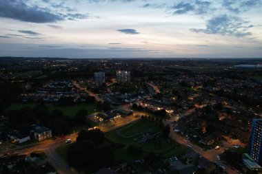 İngiltere 'nin Aydınlanmış Luton Kasabası Büyük Britanya' nın Havadan Görünümü. 4 Ekim 2023 'te Drone' un Kamerasıyla Gün Batımından Sonra