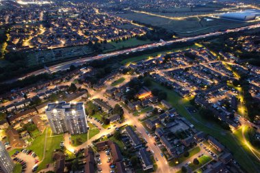 İngiltere 'nin Aydınlanmış Luton Kasabası Büyük Britanya' nın Havadan Görünümü. 4 Ekim 2023 'te Drone' un Kamerasıyla Gün Batımından Sonra