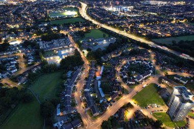 İngiltere 'nin Aydınlanmış Luton Kasabası Büyük Britanya' nın Havadan Görünümü. 4 Ekim 2023 'te Drone' un Kamerasıyla Gün Batımından Sonra