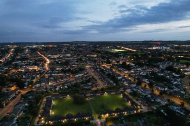 İngiltere 'nin Aydınlanmış Luton Kasabası Büyük Britanya' nın Havadan Görünümü. 4 Ekim 2023 'te Drone' un Kamerasıyla Gün Batımından Sonra