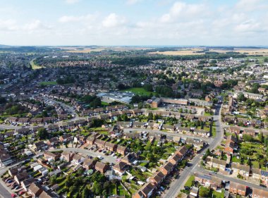 İngiltere 'nin Doğu Luton şehrinin havadan görüntüsü Büyük Britanya, İngiltere. 17 Ağustos 2023 'te İHA' nın kamerasıyla Yüksek İrtifa 'dan yakalanmış.