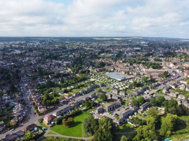 İngiltere 'nin Doğu Luton şehrinin havadan görüntüsü Büyük Britanya, İngiltere. 17 Ağustos 2023 'te İHA' nın kamerasıyla Yüksek İrtifa 'dan yakalanmış.
