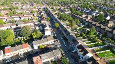 İngiltere 'nin Luton şehrinde güneşli bir günde güzel bir gökyüzü. Görüntü İHA 'nın Kamerasıyla 6 Ekim 2023' te kaydedildi.