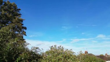 İngiltere 'nin Luton şehrinde güneşli bir günde güzel bir gökyüzü. Görüntü İHA 'nın Kamerasıyla 6 Ekim 2023' te kaydedildi.
