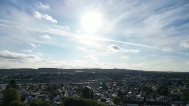 İngiltere 'nin Luton şehrinde güneşli bir günde güzel bir gökyüzü. Görüntü İHA 'nın Kamerasıyla 6 Ekim 2023' te kaydedildi.