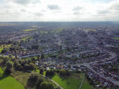 İngiltere 'nin Doğu Luton şehrinin havadan görüntüsü Büyük Britanya, İngiltere. 17 Ağustos 2023 'te İHA' nın kamerasıyla Yüksek İrtifa 'dan yakalanmış.