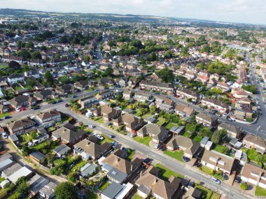 İngiltere 'nin Doğu Luton şehrinin havadan görüntüsü Büyük Britanya, İngiltere. 17 Ağustos 2023 'te İHA' nın kamerasıyla Yüksek İrtifa 'dan yakalanmış.