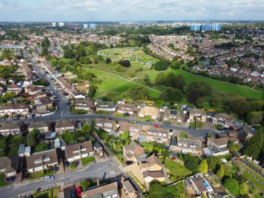 İngiltere 'nin Doğu Luton şehrinin havadan görüntüsü Büyük Britanya, İngiltere. 17 Ağustos 2023 'te İHA' nın kamerasıyla Yüksek İrtifa 'dan yakalanmış.